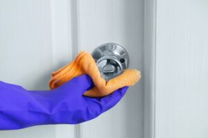 روش تمیز کردن و نگهداری دستگیره‌های استیل و برنجی